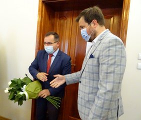 Trwa 38. sesja Rady Powiatu w Wieluniu. Rozpoczęła się podziękowaniami dla posła na Sejm RP, Pawła Rychlika