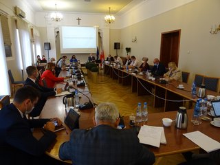 Trwa 38. sesja Rady Powiatu w Wieluniu. Rozpoczęła się podziękowaniami dla posła na Sejm RP, Pawła Rychlika