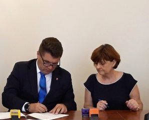 Wieluń: podpisanie umów samorządów z Zarządem Województwa Łódzkiego na dofinansowanie dróg