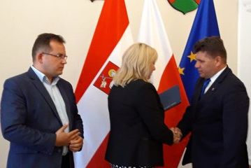 Wieluń: podpisanie umów samorządów z Zarządem Województwa Łódzkiego na dofinansowanie dróg