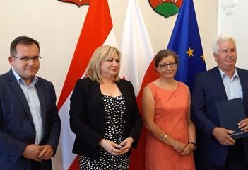 Wieluń: podpisanie umów samorządów z Zarządem Województwa Łódzkiego na dofinansowanie dróg