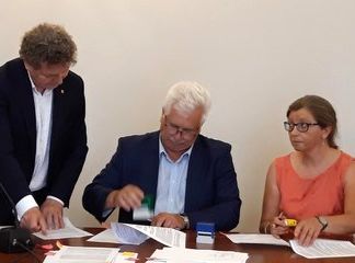 Wieluń: podpisanie umów samorządów z Zarządem Województwa Łódzkiego na dofinansowanie dróg