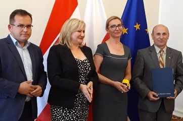 Wieluń: podpisanie umów samorządów z Zarządem Województwa Łódzkiego na dofinansowanie dróg