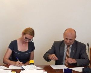 Wieluń: podpisanie umów samorządów z Zarządem Województwa Łódzkiego na dofinansowanie dróg