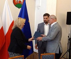 Wieluń: podpisanie umów samorządów z Zarządem Województwa Łódzkiego na dofinansowanie dróg