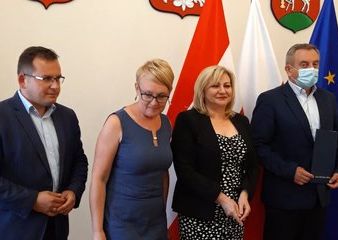 Wieluń: podpisanie umów samorządów z Zarządem Województwa Łódzkiego na dofinansowanie dróg