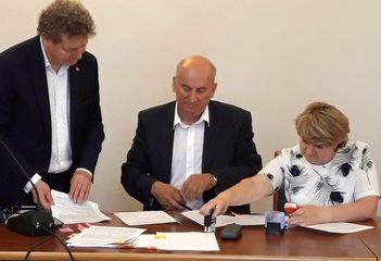 Wieluń: podpisanie umów samorządów z Zarządem Województwa Łódzkiego na dofinansowanie dróg