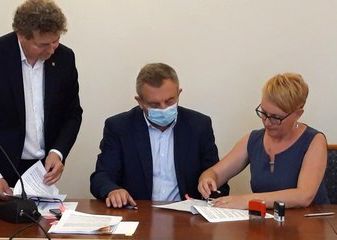 Wieluń: podpisanie umów samorządów z Zarządem Województwa Łódzkiego na dofinansowanie dróg