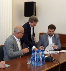 Wieluń: podpisanie umów samorządów z Zarządem Województwa Łódzkiego na dofinansowanie dróg