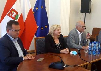 Wieluń: podpisanie umów samorządów z Zarządem Województwa Łódzkiego na dofinansowanie dróg