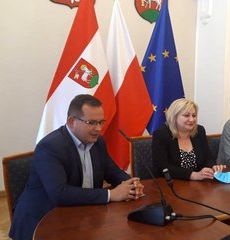 Wieluń: podpisanie umów samorządów z Zarządem Województwa Łódzkiego na dofinansowanie dróg