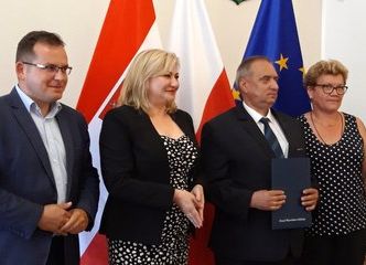 Wieluń: podpisanie umów samorządów z Zarządem Województwa Łódzkiego na dofinansowanie dróg