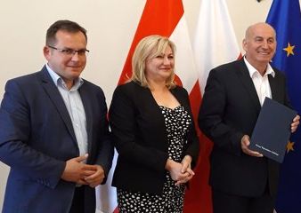 Wieluń: podpisanie umów samorządów z Zarządem Województwa Łódzkiego na dofinansowanie dróg