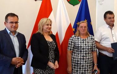 Wieluń: podpisanie umów samorządów z Zarządem Województwa Łódzkiego na dofinansowanie dróg