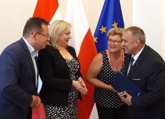 Wieluń: podpisanie umów samorządów z Zarządem Województwa Łódzkiego na dofinansowanie dróg