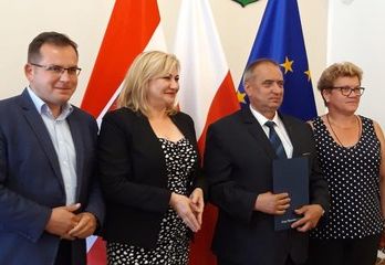 Wieluń: podpisanie umów samorządów z Zarządem Województwa Łódzkiego na dofinansowanie dróg