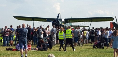 Fly Fest w Piotrkowie Trybunalskim. Na lotnisko Aeroklubu Piotrkowskiego przybyło 12 tys. ludzi