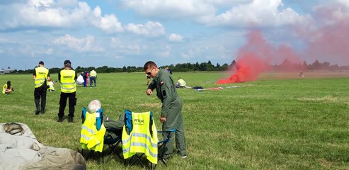 Fly Fest w Piotrkowie Trybunalskim. Na lotnisko Aeroklubu Piotrkowskiego przybyło 12 tys. ludzi