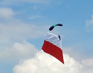 Fly Fest w Piotrkowie Trybunalskim. Na lotnisko Aeroklubu Piotrkowskiego przybyło 12 tys. ludzi