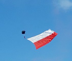 Fly Fest w Piotrkowie Trybunalskim. Na lotnisko Aeroklubu Piotrkowskiego przybyło 12 tys. ludzi