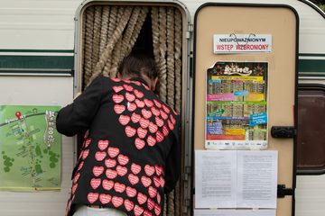 Żytstoock za nami. Impreza w stodole przyciągnęła artystów i performersów