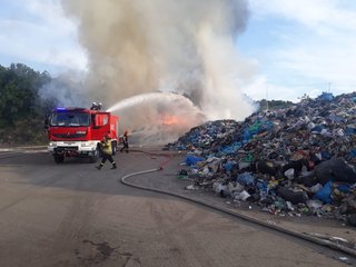 Pożar składowiska odpadów w Rudzie. Akcja ratownicza trwała ponad 12 godzin