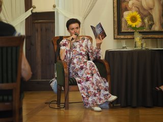 Ewa Chyra-Szwarc, poetka, dziennikarka spotkała się z czytelnikami w działoszyńskim pałacu