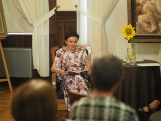 Ewa Chyra-Szwarc, poetka, dziennikarka spotkała się z czytelnikami w działoszyńskim pałacu