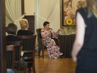 Ewa Chyra-Szwarc, poetka, dziennikarka spotkała się z czytelnikami w działoszyńskim pałacu