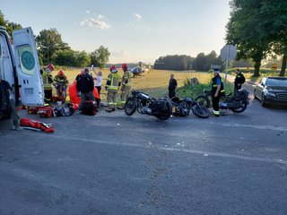 Wypadek w gminie Kiełczygłów. W zdarzeniu brały udział dwa motocykle oraz samochód osobowy