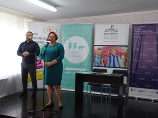 Pierwsza umowa grantowa w ramach projektu „Dostępna szkoła” została podpisana w Wieluniu