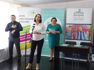 Pierwsza umowa grantowa w ramach projektu „Dostępna szkoła” została podpisana w Wieluniu