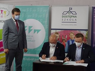 Pierwsza umowa grantowa w ramach projektu „Dostępna szkoła” została podpisana w Wieluniu