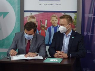 Pierwsza umowa grantowa w ramach projektu „Dostępna szkoła” została podpisana w Wieluniu