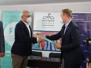 Pierwsza umowa grantowa w ramach projektu „Dostępna szkoła” została podpisana w Wieluniu