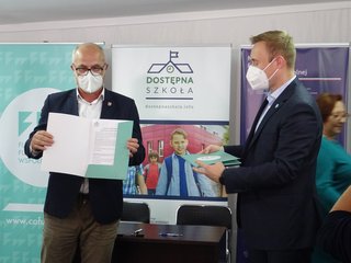 Pierwsza umowa grantowa w ramach projektu „Dostępna szkoła” została podpisana w Wieluniu