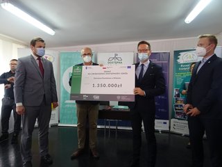 Pierwsza umowa grantowa w ramach projektu „Dostępna szkoła” została podpisana w Wieluniu