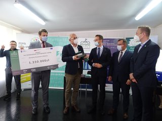 Pierwsza umowa grantowa w ramach projektu „Dostępna szkoła” została podpisana w Wieluniu