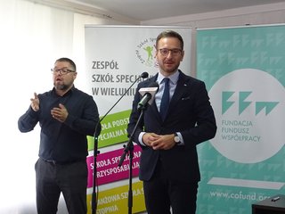 Pierwsza umowa grantowa w ramach projektu „Dostępna szkoła” została podpisana w Wieluniu