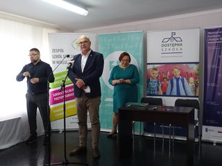 Pierwsza umowa grantowa w ramach projektu „Dostępna szkoła” została podpisana w Wieluniu
