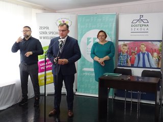 Pierwsza umowa grantowa w ramach projektu „Dostępna szkoła” została podpisana w Wieluniu