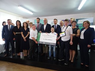 Pierwsza umowa grantowa w ramach projektu „Dostępna szkoła” została podpisana w Wieluniu
