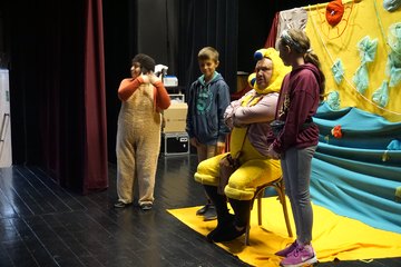 Słoń i małpa na scenie, czyli kolorowa przygoda z teatrem w Praszce