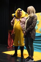 Słoń i małpa na scenie, czyli kolorowa przygoda z teatrem w Praszce