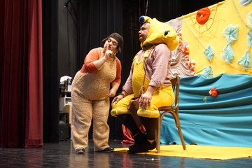Słoń i małpa na scenie, czyli kolorowa przygoda z teatrem w Praszce