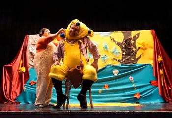 Słoń i małpa na scenie, czyli kolorowa przygoda z teatrem w Praszce