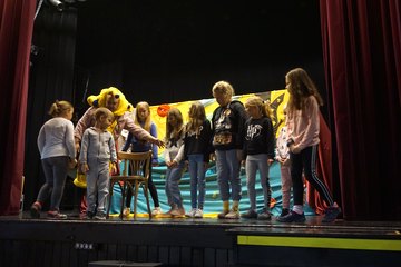 Słoń i małpa na scenie, czyli kolorowa przygoda z teatrem w Praszce