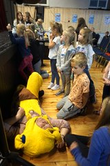 Słoń i małpa na scenie, czyli kolorowa przygoda z teatrem w Praszce