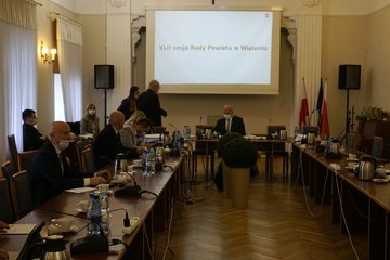 Andrzej Chowis i Sławomir Kaftan – kolejno: były sekretarz i były skarbnik powiatu wieluńskiego – oficjalnie pożegnali się z radnymi powiatowymi