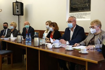 Andrzej Chowis i Sławomir Kaftan – kolejno: były sekretarz i były skarbnik powiatu wieluńskiego – oficjalnie pożegnali się z radnymi powiatowymi
